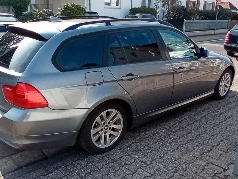 Gebraucht BMW 318 143 PS (105 kW) 2008 Grau Kombi