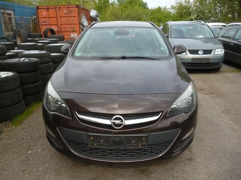 Usata Opel Astra 131 CV (96 kW) 2012 Marrone Station wagon