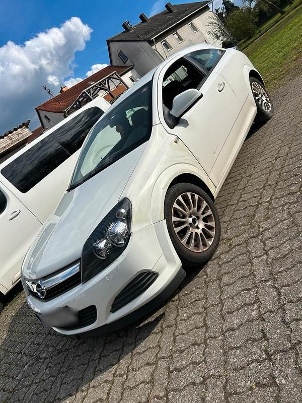 Second-hand Opel Astra 100 CP (73 kW) 2009 Alb Coupe