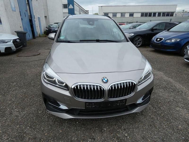 Gebraucht BMW 220 Gran Tourer Luxury Line 190 PS (139 kW) 2022 Silber Van / Kleinbus