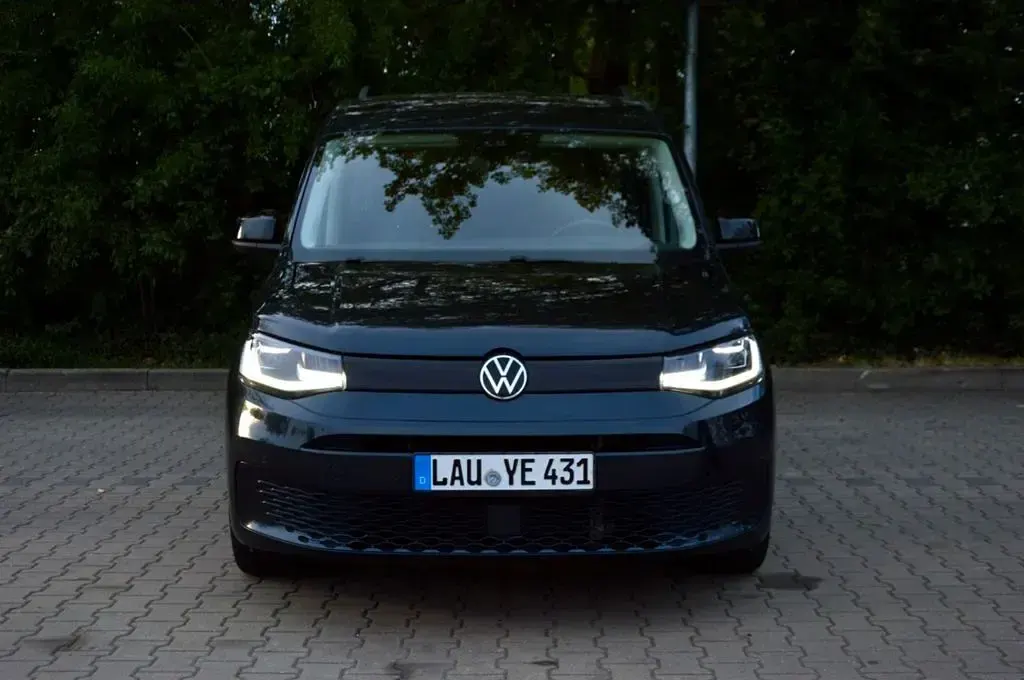 Second-hand VW Caddy R 114 CP (83 kW) 2023 Albastru Monovolum