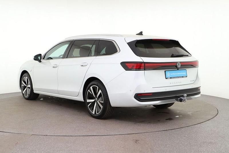 Gebraucht VW Passat Business 150 PS (110 kW) 2024 Oryxweiß perlmutteffekt Kombi