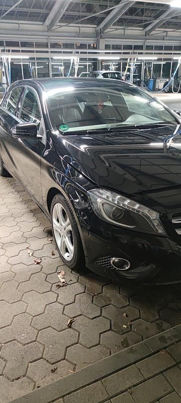 Gebraucht Mercedes A180 122 PS (89 kW) 2015 Schwarz Kleinwagen