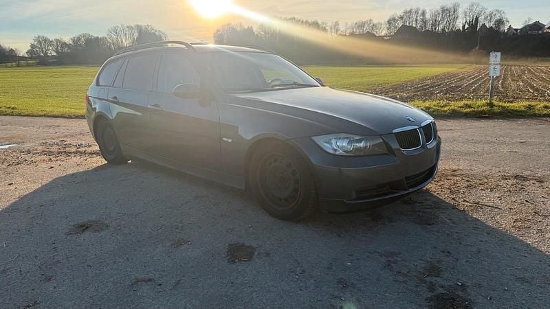 Grau Gebraucht 2006 BMW 320 Kombi | 5.499 € (Fairer Preis) - Bild 1/4