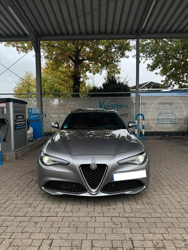 Grau Gebraucht 2017 Alfa Romeo Giulia Veloce Limousine | 22.500 € - Bild 1/4