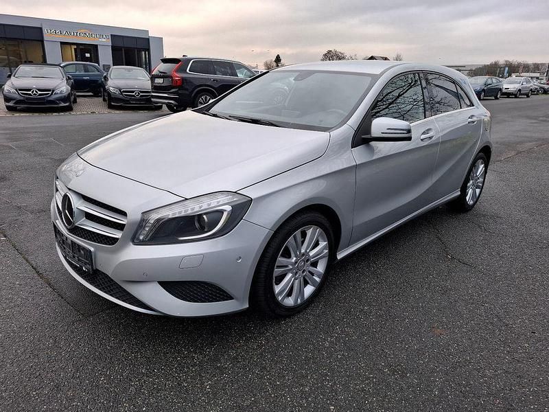 Polarsilber metalliclack Gebraucht 2012 Mercedes A180 Urban Limousine | 9.500 € (Fairer Preis) - Bild 1/4