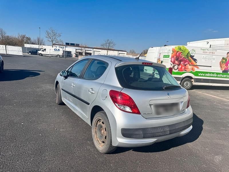 Gebraucht Peugeot 207 95 PS (69 kW) 2010 Silber Limousine