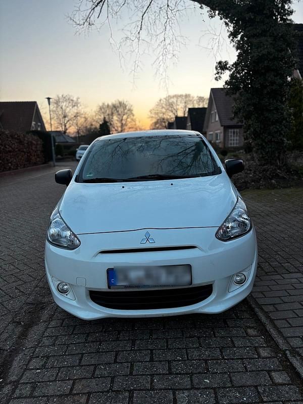 Weiß Gebraucht 2015 Mitsubishi Space Star Kleinwagen | 2.900 € (Guter Preis) - Bild 1/4