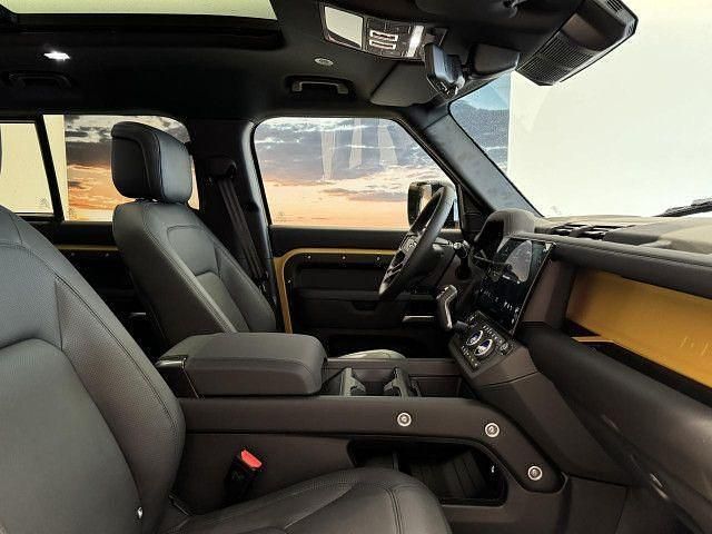 Neu Land Rover Defender 351 PS (258 kW) 2026 Gelb SUV