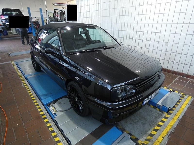 Schwarz Gebraucht 1996 VW Golf Cabriolet Classicline Cabrio | 12.500 € - Bild 1/4