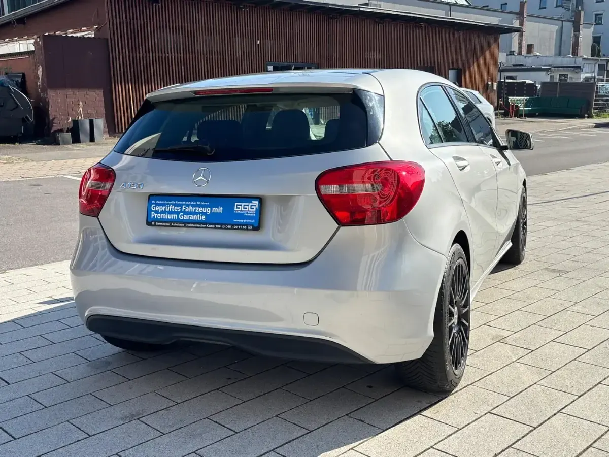 Gebraucht Mercedes A180 122 PS (89 kW) 2015 Silber Kleinwagen