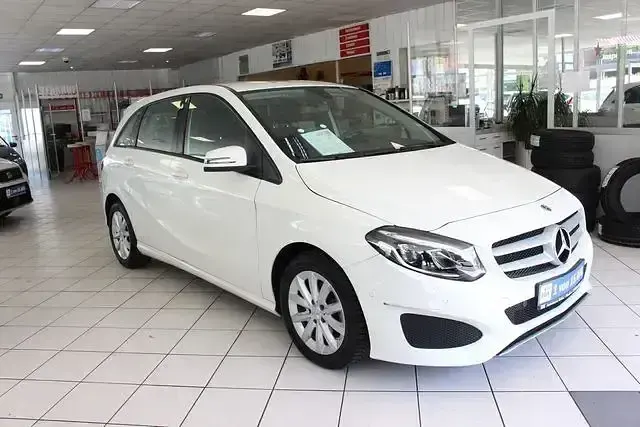 Gebraucht Mercedes B200 156 PS (114 kW) 2018 Calcitweiss  unilack Kleinwagen