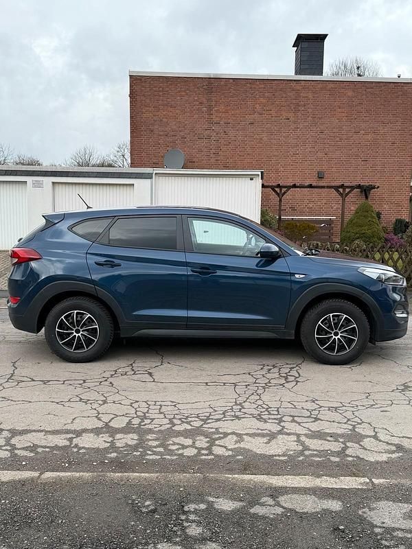Gebraucht Hyundai Tucson 132 PS (97 kW) 2016 Blau SUV