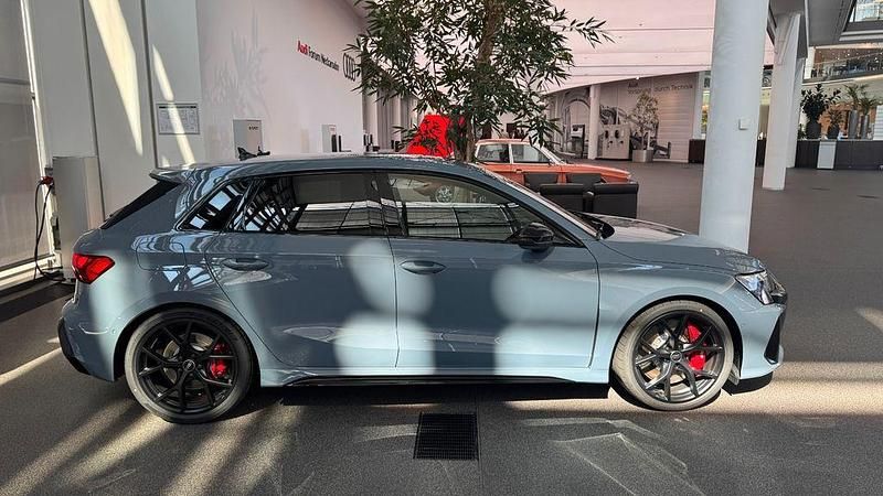 Gebraucht Audi RS3 Ambiente 400 PS (294 kW) 2025 Grau Limousine