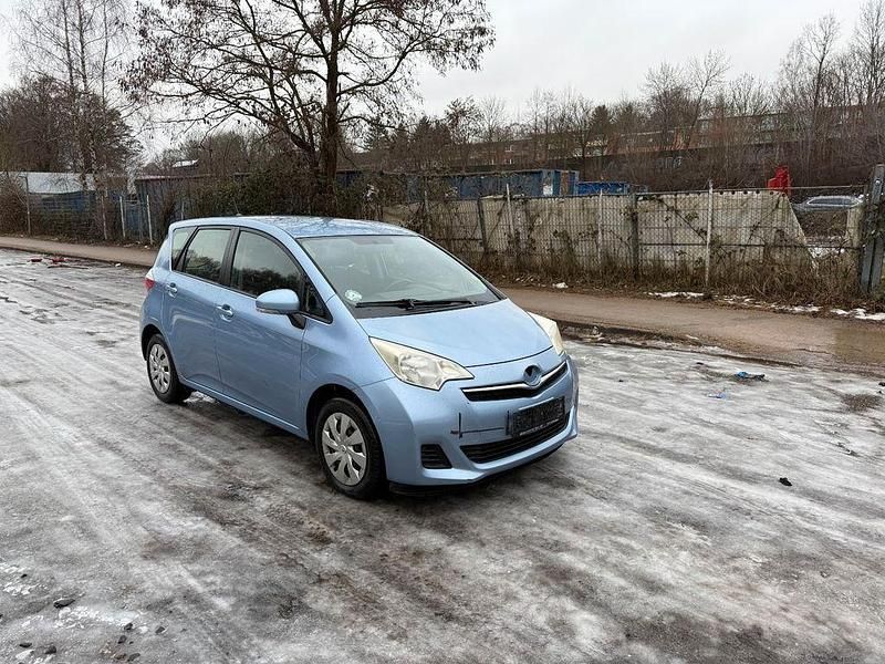 Gebraucht Toyota Verso-S 99 PS (72 kW) 2011 Blau Van / Kleinbus