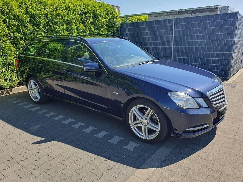 Blau Gebraucht 2012 Mercedes E200 Kombi | 6.990 € (Fairer Preis) - Bild 1/4