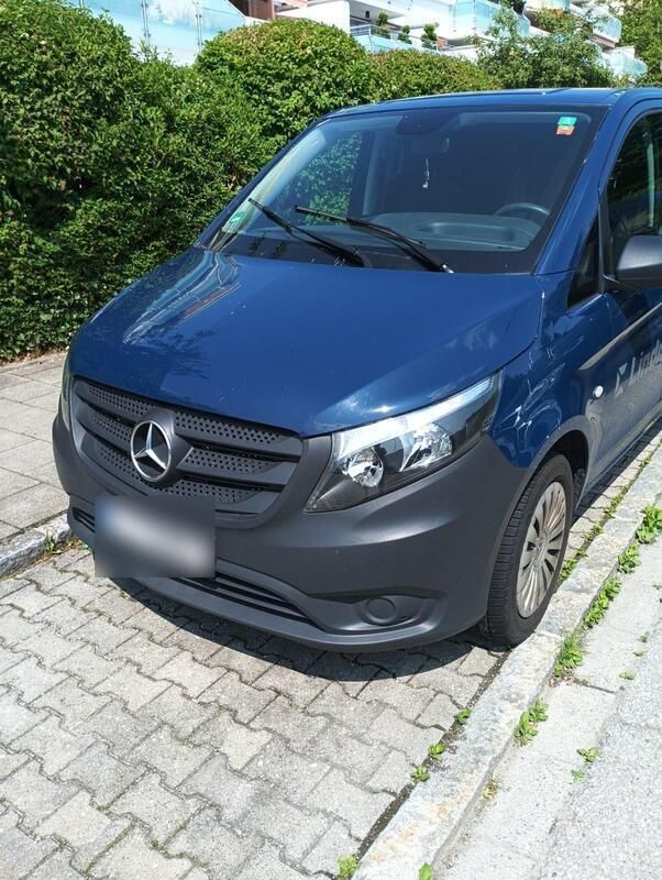 Blau Gebraucht 2023 Mercedes Vito Van / Kleinbus | 30.999 € (Guter Preis) - Bild 1/4