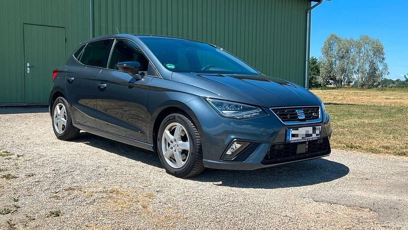 Grau Gebraucht 2020 Seat Ibiza FR Kleinwagen | 16.500 € (Fairer Preis) - Bild 1/4