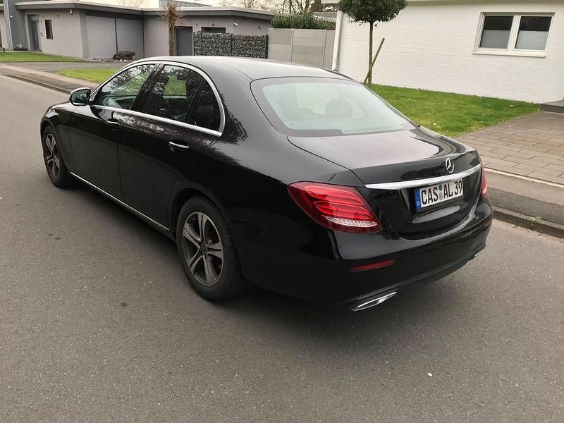 Gebraucht Mercedes E220 194 PS (142 kW) 2018 Schwarz Limousine