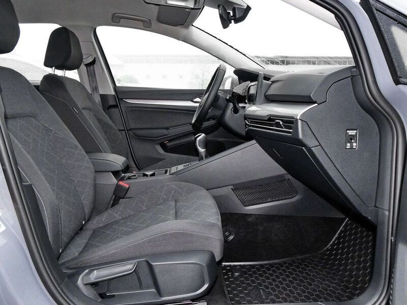 Gebraucht VW Golf VIII Life 131 PS (96 kW) 2023 Grau Limousine