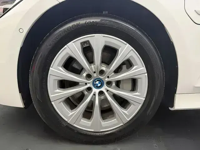 Używany BMW 330e Advantage 190 KM (139 kW) 2022 Biały Kombi