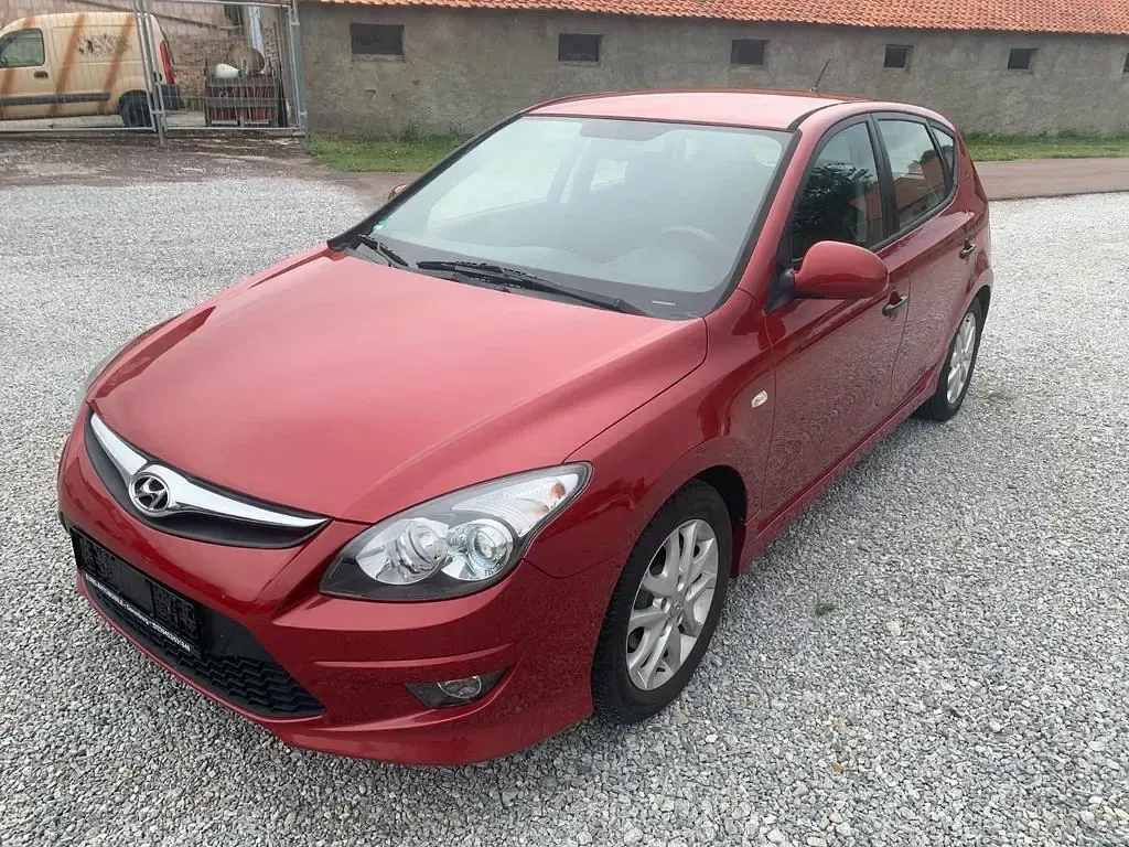 Gebraucht Hyundai i30 Edition 105 PS (77 kW) 2012 Rot Limousine