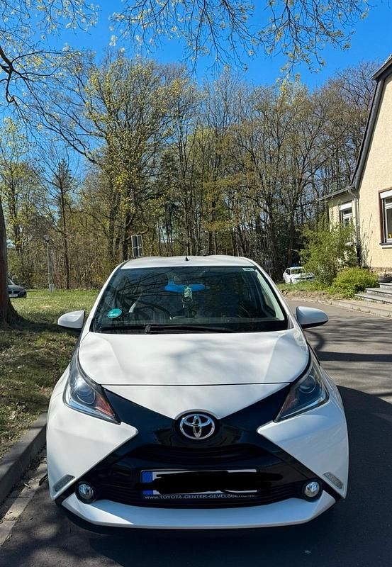 Weiß Gebraucht 2016 Toyota Aygo X-play Kleinwagen | 6.000 € (Guter Preis) - Bild 1/4
