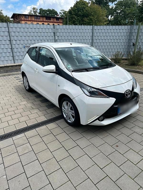 Weiß Gebraucht 2017 Toyota Aygo X-play Kleinwagen | 6.450 € (Guter Preis) - Bild 1/4