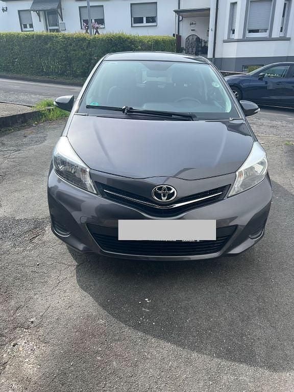 Gebraucht Toyota Yaris 69 PS (50 kW) 2014 Grau Kleinwagen