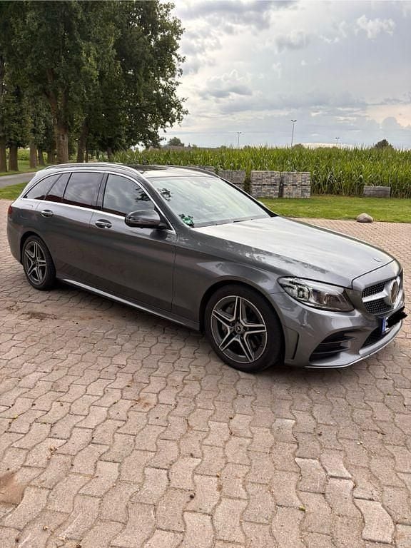 Grau Gebraucht 2020 Mercedes C300 AMG Limousine | 24.900 € - Bild 1/4