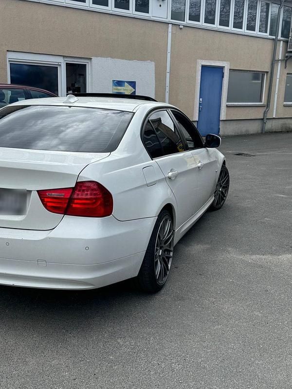 Second-hand BMW 318 143 CP (105 kW) 2010 Alb Berlinǎ