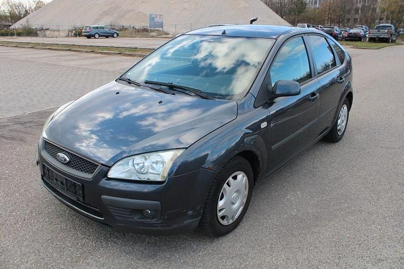 Używany Ford Focus Fun X 101 KM (74 kW) 2007 Szary Sedan/Limuzyna