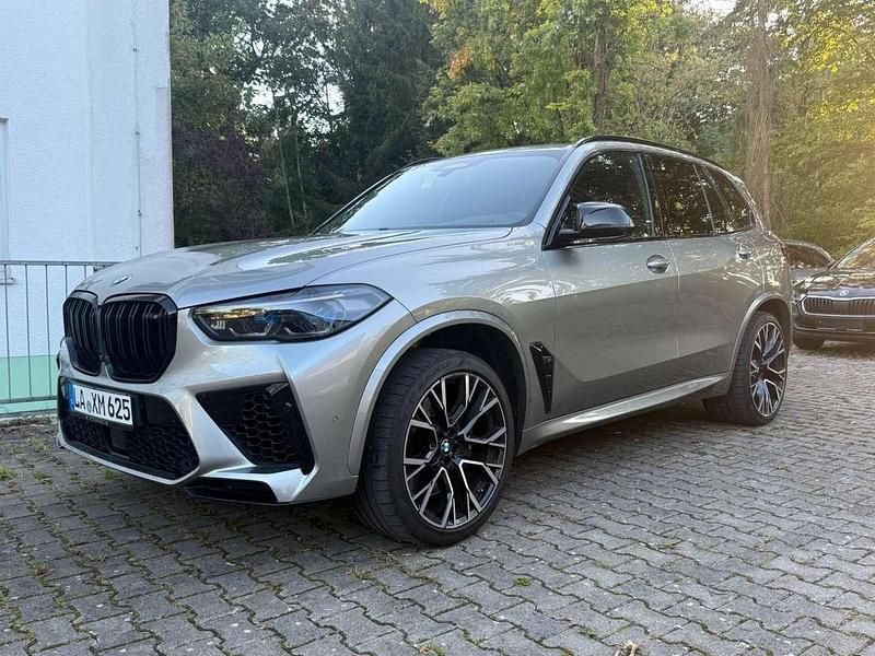 Donington grey/brand hatch gre Gebraucht 2022 BMW X5 M SUV | 86.400 € (Fairer Preis) - Bild 1/4