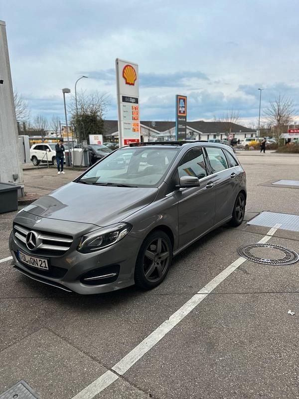 Grau Gebraucht 2015 Mercedes B200 Van / Kleinbus | 11.500 € - Bild 1/4