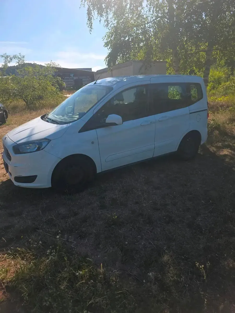 Gebraucht Ford Tourneo Courier 100 PS (73 kW) 2017 Weiß Van / Kleinbus