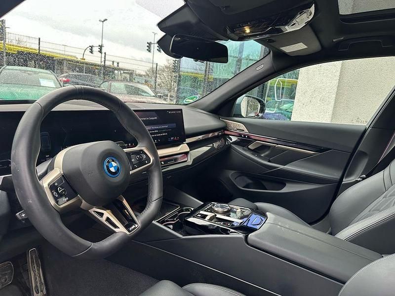 Gebraucht BMW 550e M Sport 489 PS (359 kW) 2025 Cape york grün Kombi