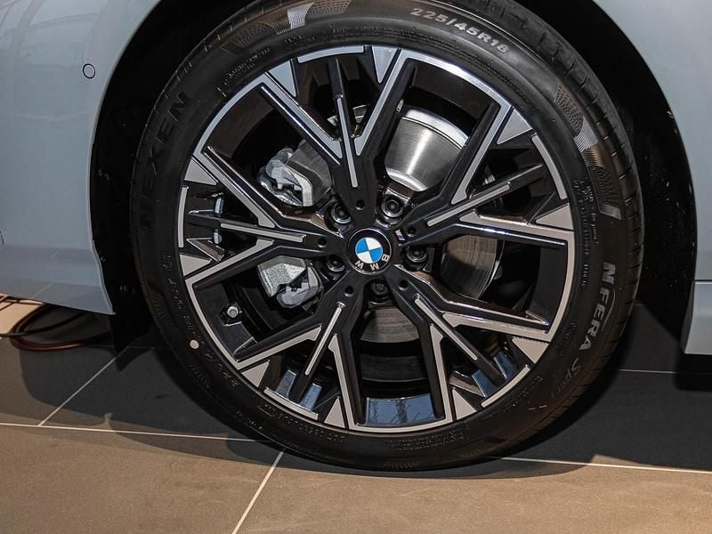 Neu BMW 220 M Sport 170 PS (125 kW) 2025 Brooklyn grau metallic Limousine
