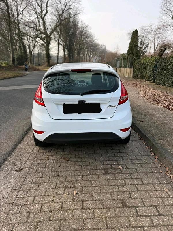 Gebraucht Ford Fiesta 80 PS (58 kW) 2009 Weiß Kleinwagen
