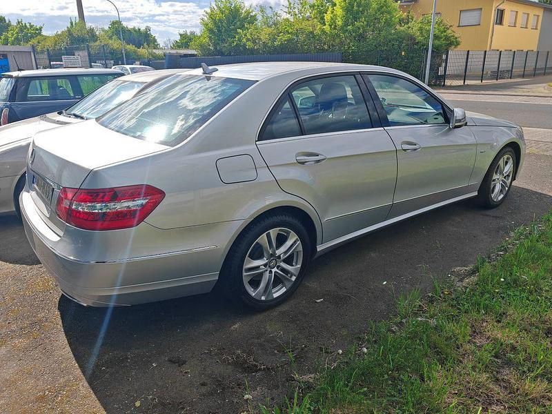 Silber Gebraucht 2011 Mercedes E200 Avantgarde Limousine | 15.850 € (Etwas zu teuer) - Bild 1/4