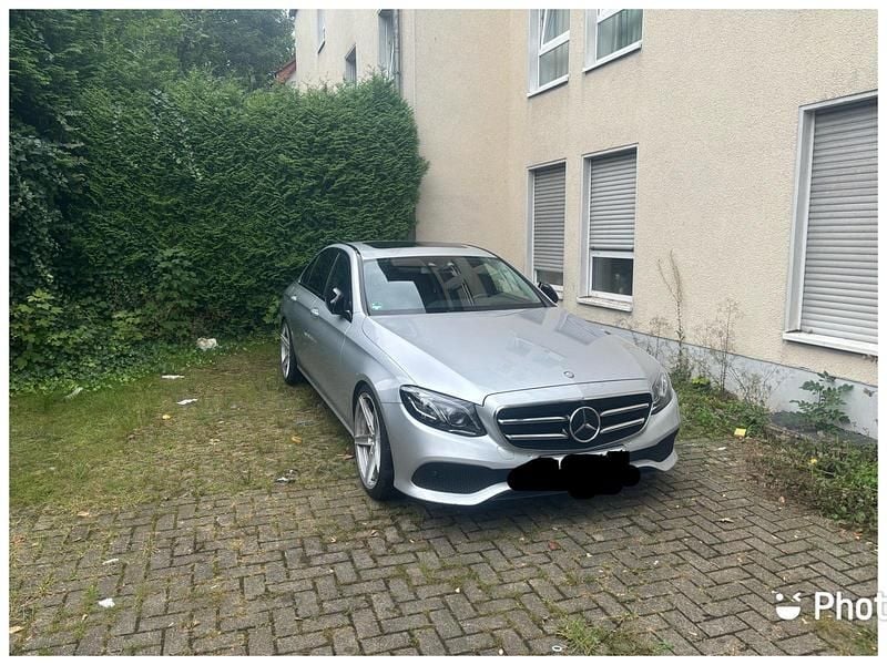 Silber Gebraucht 2016 Mercedes E220 Night Limousine | 26.250 € (Fairer Preis) - Bild 1/4