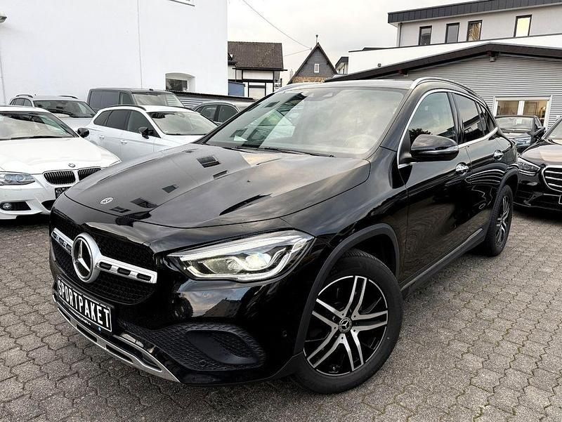 Schwarz Gebraucht 2020 Mercedes GLA220 Sport SUV | 20.900 € - Bild 1/4
