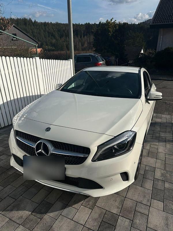 Gebraucht Mercedes A180 122 PS (89 kW) 2017 Weiß Kleinwagen