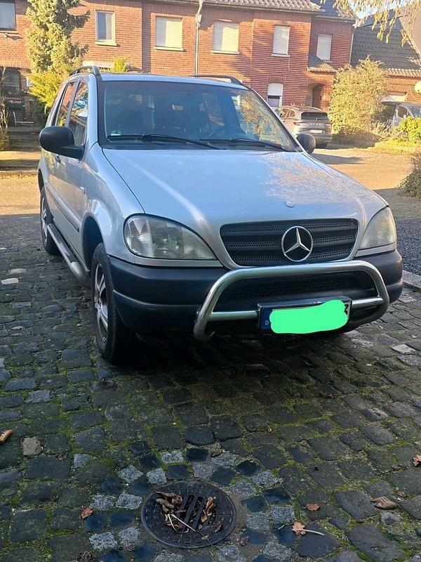 Silber Gebraucht 1999 Mercedes ML320 SUV | 4.000 € (Etwas zu teuer) - Bild 1/4