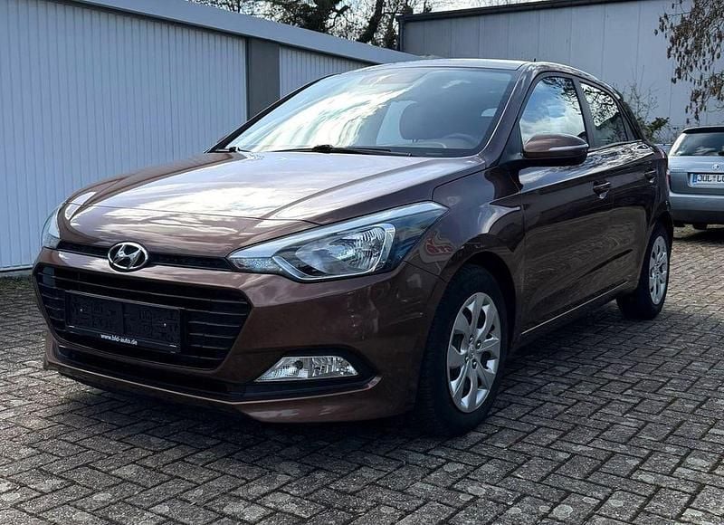 Gebraucht Hyundai i20 Classic 101 PS (74 kW) 2017 Braun Limousine