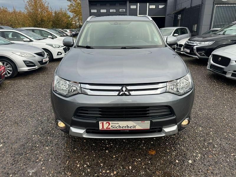 Grau Gebraucht 2015 Mitsubishi Outlander SUV | 11.550 € (Fairer Preis) - Bild 1/4