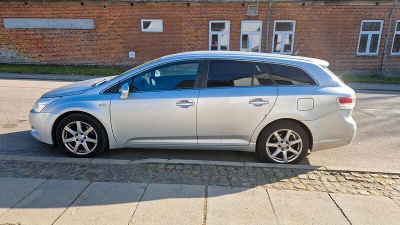Silber Gebraucht 2010 Toyota Avensis Executive Kombi | 2.499 € (Fairer Preis) - Bild 1/4
