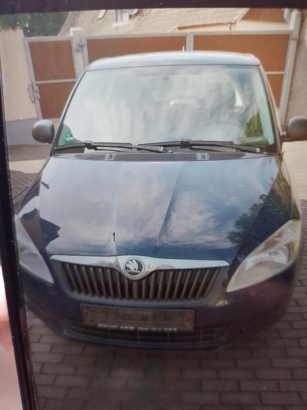 Blau Gebraucht 2013 Skoda Fabia Kleinwagen | 2.300 € - Bild 1/4