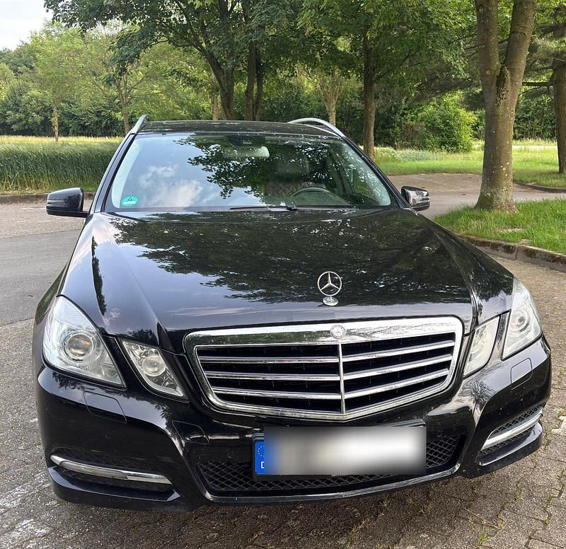 Schwarz Gebraucht 2011 Mercedes E200 Avantgarde Kombi | 6.290 € (Fairer Preis) - Bild 1/4