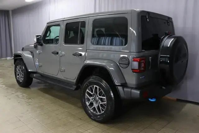 Gebraucht Jeep Wrangler Unlimited Sahara 381 PS (280 kW) 2022 Pau granite crystal meta.../grau SUV