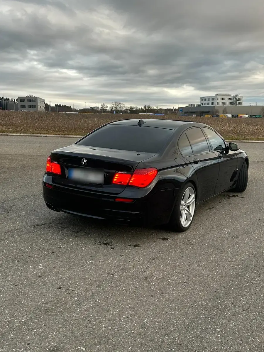 Gebraucht BMW 750 408 PS (300 kW) 2011 Schwarz Limousine